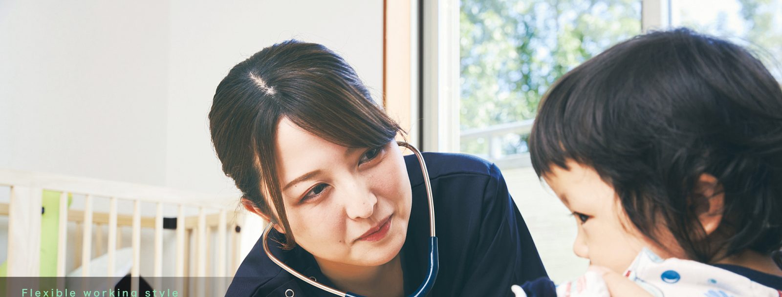 自宅で子どもの診察を行う、トータルケアの訪問看護師